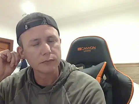 Snapshot of TroyDieselXXX chatting on 28, 4, 2026 TroyDieselXXX online show from 28, 4, 2026