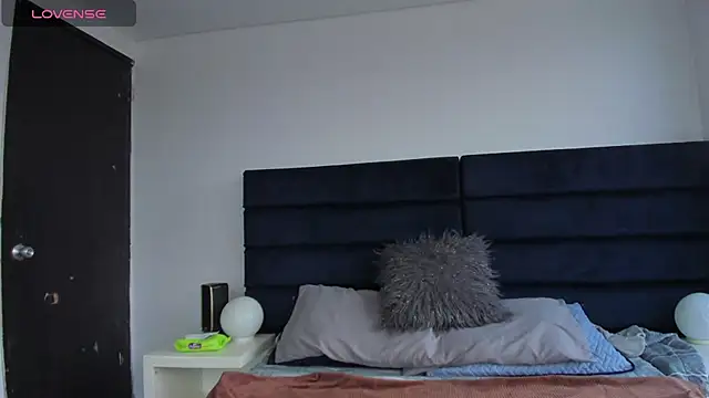 CHARLOTTE KNOX online show from 12, 9, 2025