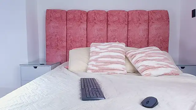 emmacurvy online show from 28, 11, 2025