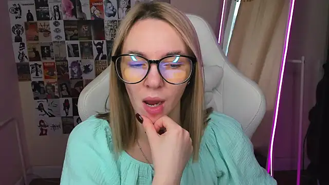 Snapshot of NessaDiazz chatting on 5, 10, 2025 NessaDiazz online show from 5, 10, 2025