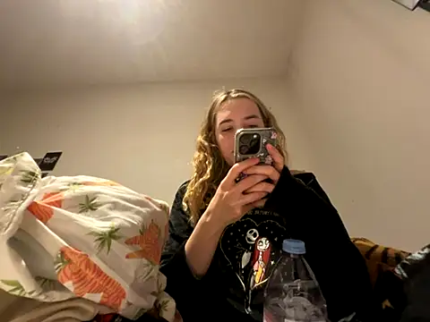 Snapshot of violetcutie chatting on 26, 9, 2025 violetcutie online show from 26, 9, 2025
