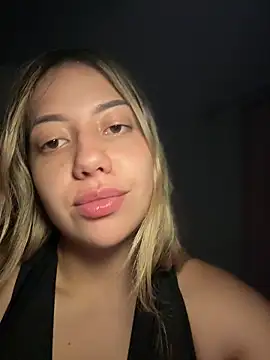 Snapshot of MissCat_ chatting on 4, 12, 2025 MissCat online show from 4, 12, 2025