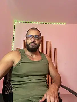 Snapshot of magnumchris chatting on 14, 7, 2026 magnumchris online show from 14, 7, 2026