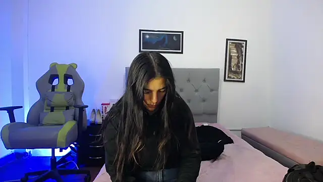 Esmeraldaa- online show from 28, 10, 2025