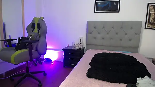 Esmeraldaa- online show from 1, 11, 2025