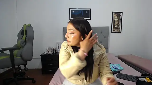 Esmeraldaa- online show from 11, 11, 2025