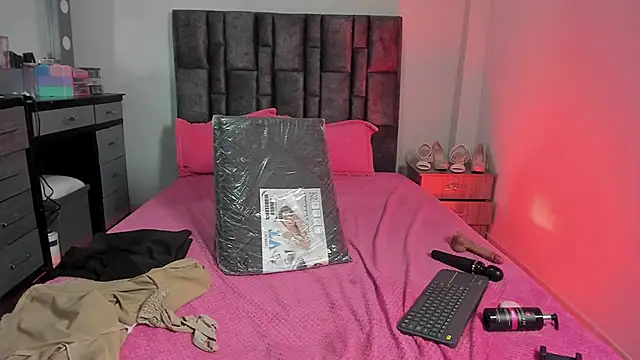 Esmeraldaa- online show from 24, 11, 2025