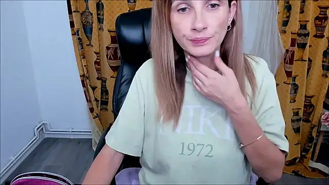 NaughtyWifey1 online show from 3, 10, 2025