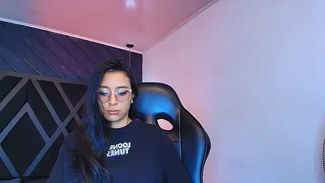 zoe martins  online show from 19, 4, 2026