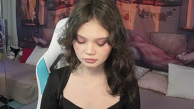 EmilyChaves online show from 18, 11, 2025