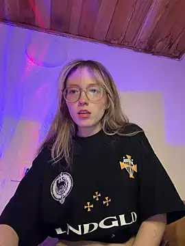 Snapshot of ReenKitty chatting on 8, 5, 2026 ReenKitty online show from 8, 5, 2026