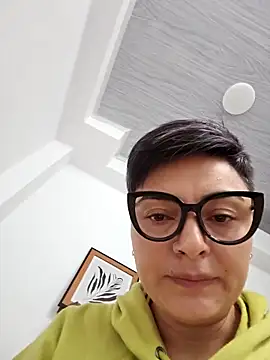 Daniela Leonn online show from 24, 11, 2025