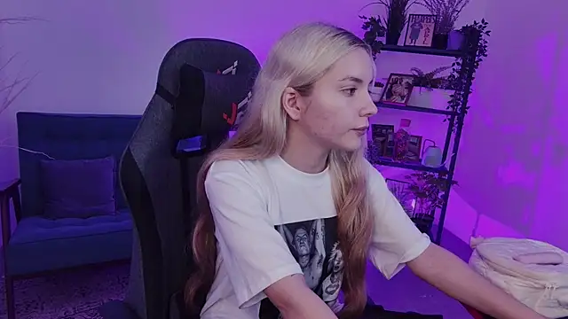 AuroraWrenfield online show from 17, 9, 2025