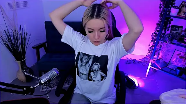 AuroraWrenfield online show from 9, 10, 2025