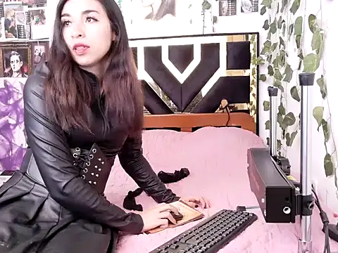 lucywhite13 online show from 7, 11, 2025