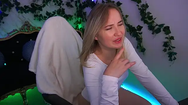 Snapshot of SofieBloom chatting on 12, 9, 2025 SofieBloom online show from 12, 9, 2025