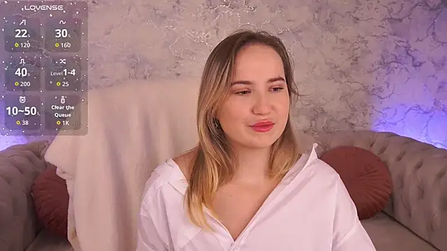 Snapshot of SofieBloom chatting on 7, 10, 2025 SofieBloom online show from 7, 10, 2025
