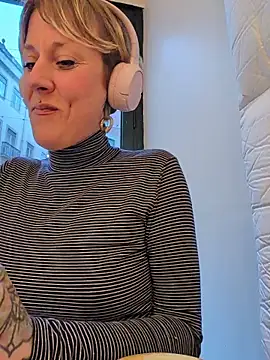 sarahpearlx online show from 22, 12, 2025