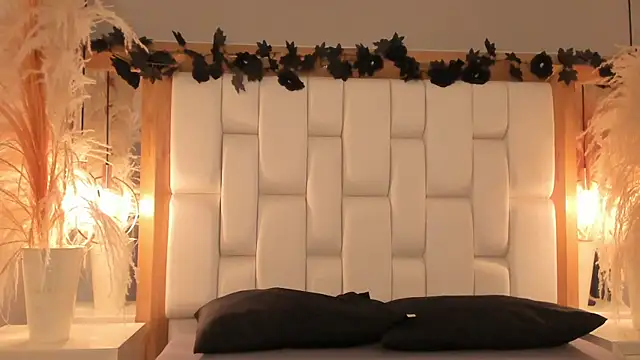 Daphne And Roger online show from 4, 12, 2025