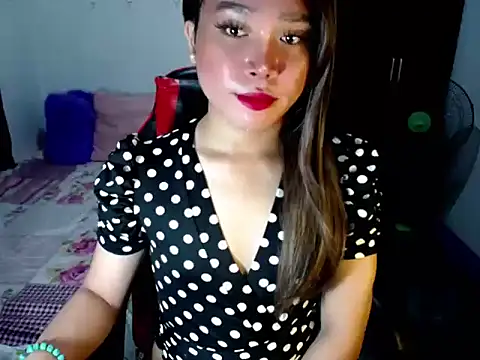 Urassiansweetcummer online show from 17, 10, 2025