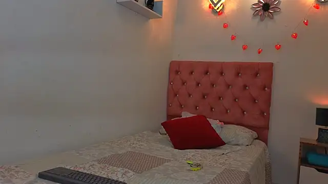 Snapshot of Kyra_Honey chatting on 6, 10, 2025 Kyra Honey online show from 6, 10, 2025