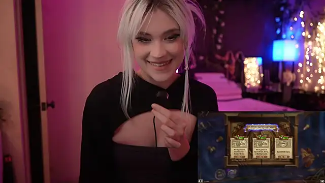 Snapshot of littlelune chatting on 14, 10, 2025 littlelune online show from 14, 10, 2025