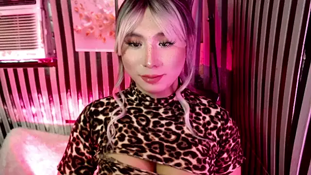 Snapshot of UrhotlucyTS chatting on 23, 5, 2026 UrhotlucyTS online show from 23, 5, 2026