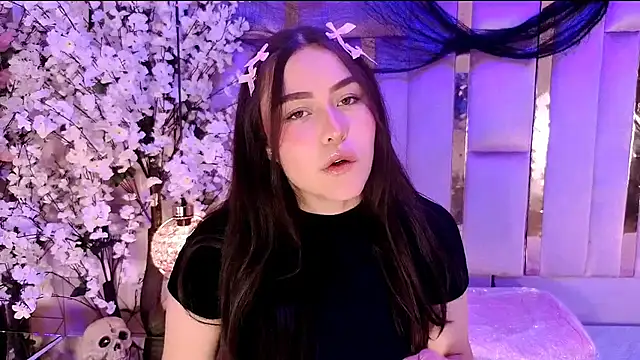 HannaCollins  online show from 10, 11, 2025