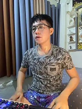 xshyboyx online show from 9, 11, 2025