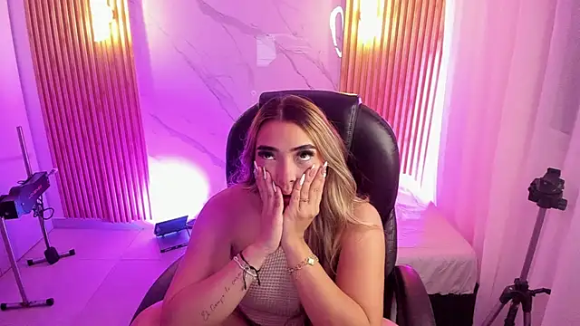 Snapshot of KYLIE_JONES6 chatting on 21, 4, 2026 KYLIE JONES6 online show from 21, 4, 2026