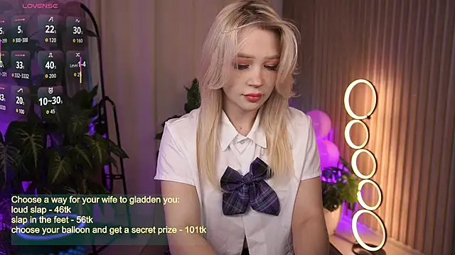 Snapshot of LauraWifeness chatting on 2, 10, 2025 LauraWifeness online show from 2, 10, 2025