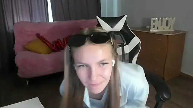 Snapshot of HitGyrl chatting on 5, 6, 2026 HitGyrl online show from 5, 6, 2026