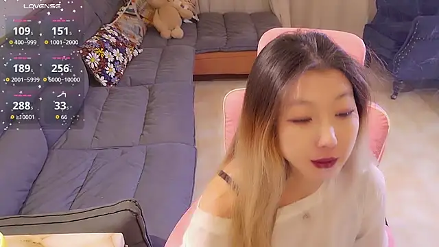 Snapshot of Deserve_E chatting on 19, 10, 2025 Deserve E online show from 19, 10, 2025