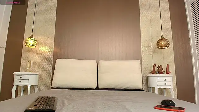 Tiifany Baker online show from 18, 11, 2025