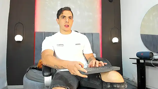 Liam walk  online show from 15, 10, 2025