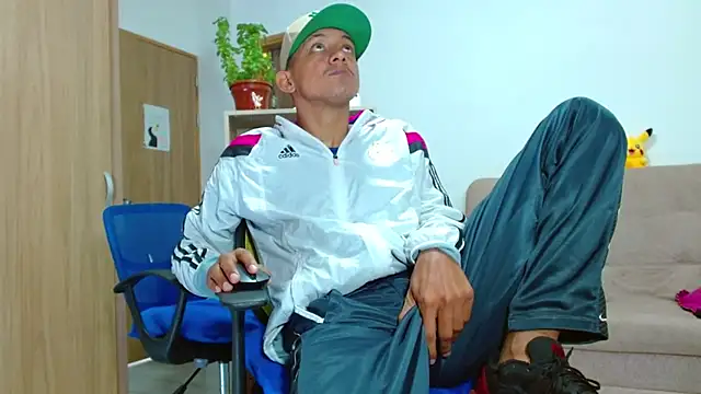 Snapshot of skinny23cm chatting on 9, 10, 2025 skinny23cm online show from 9, 10, 2025