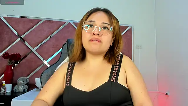 Snapshot of sara-lopez1 chatting on 8, 9, 2025 sara-lopez1 online show from 8, 9, 2025