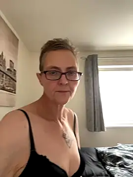 Curvy-Jinx online show from 8, 10, 2025