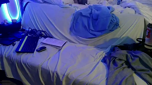 Luv2SuckBWC92 online show from 8, 11, 2025