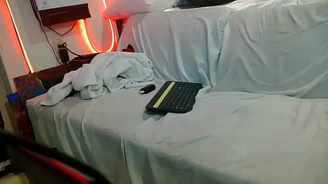 Luv2SuckBWC92 online show from 15, 11, 2025