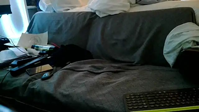 Luv2SuckBWC92 online show from 4, 12, 2025