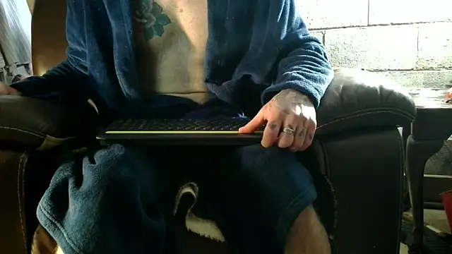 Luv2SuckBWC92 online show from 21, 12, 2025