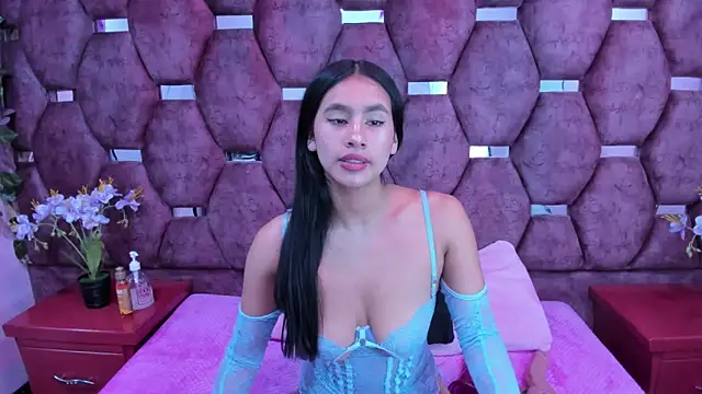 Miaa Davis  online show from 21, 11, 2025