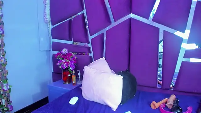 Miaa Davis  online show from 27, 2, 2026