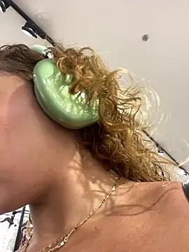 Chloe Leaozinho online show from 4, 2, 2026