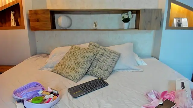 Snapshot of Emilly_Beaumont chatting on 13, 5, 2026 Emilly Beaumont online show from 13, 5, 2026