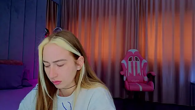 Reina Cummings online show from 6, 11, 2025