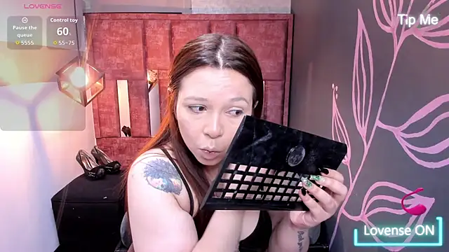Snapshot of Isa_Thompson__ chatting on 8, 10, 2025 Isa Thompson online show from 8, 10, 2025