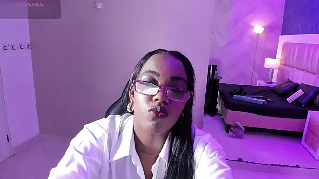 ReinaMiah online show from 9, 11, 2025