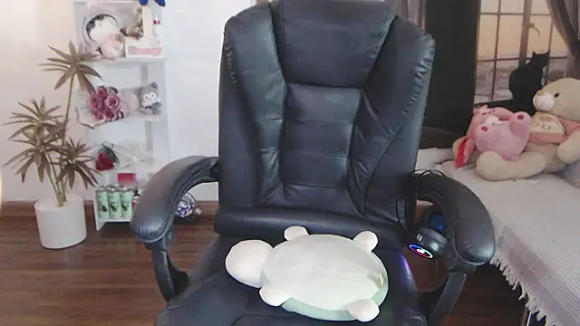 Suzie Wet Cave online show from 28, 10, 2025